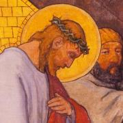 Octava estación: Jesús es ayudado por el Cirineo a llevar la cruz