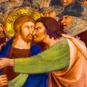 Segunda estación: Jesús, traicionado por Judas, es arrestado